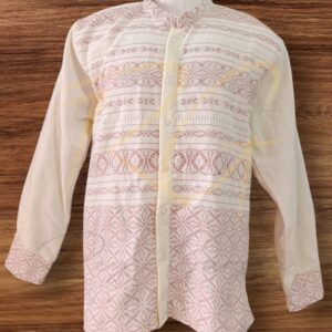 Camisa tejida en telar de pedal, con labrado de nochebuena