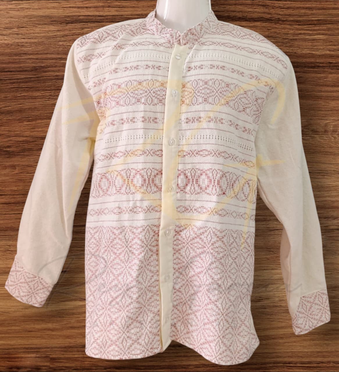 Camisa tejida en telar de pedal, con labrado de nochebuena