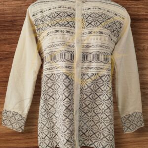 Camisa tejida en telar de pedal, con labrado de nochebuena