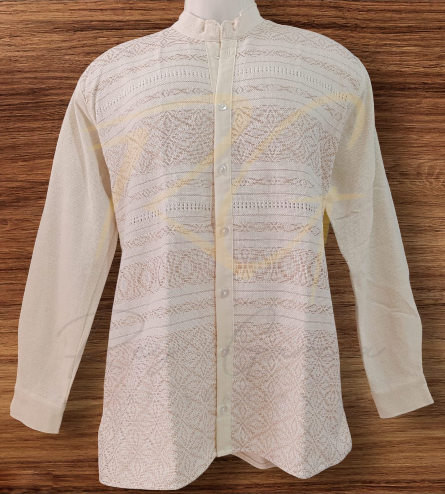 Camisa tejida en telar de pedal, con labrado de nochebuena