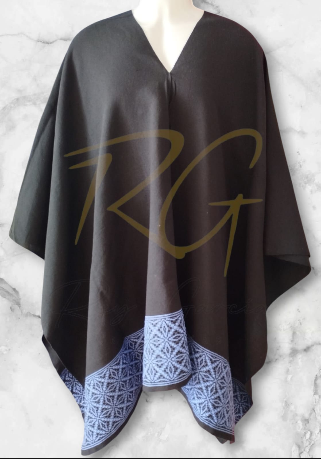 Gabán tejido en telar de pedal con labrado de nochebuena