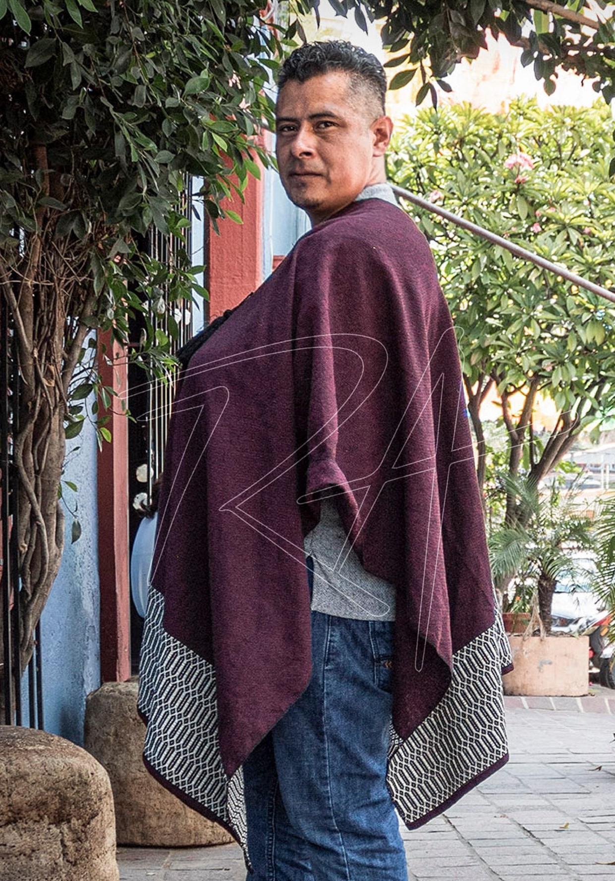 Gabán tejido en telar de pedal con labrado de panal - Imagen 3