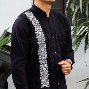Guayabera en lino, con una tira bordada a mano de San Antonino