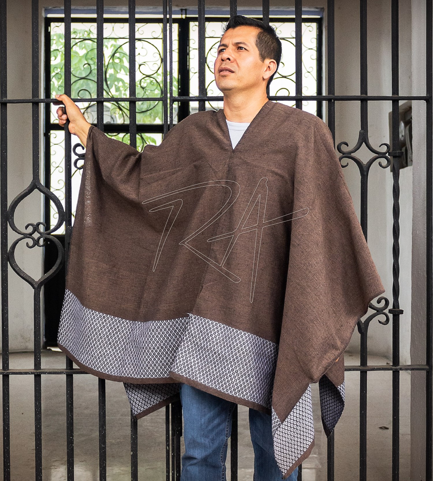 Gabán tejido en telar de pedal con labrado de panal - Imagen 4