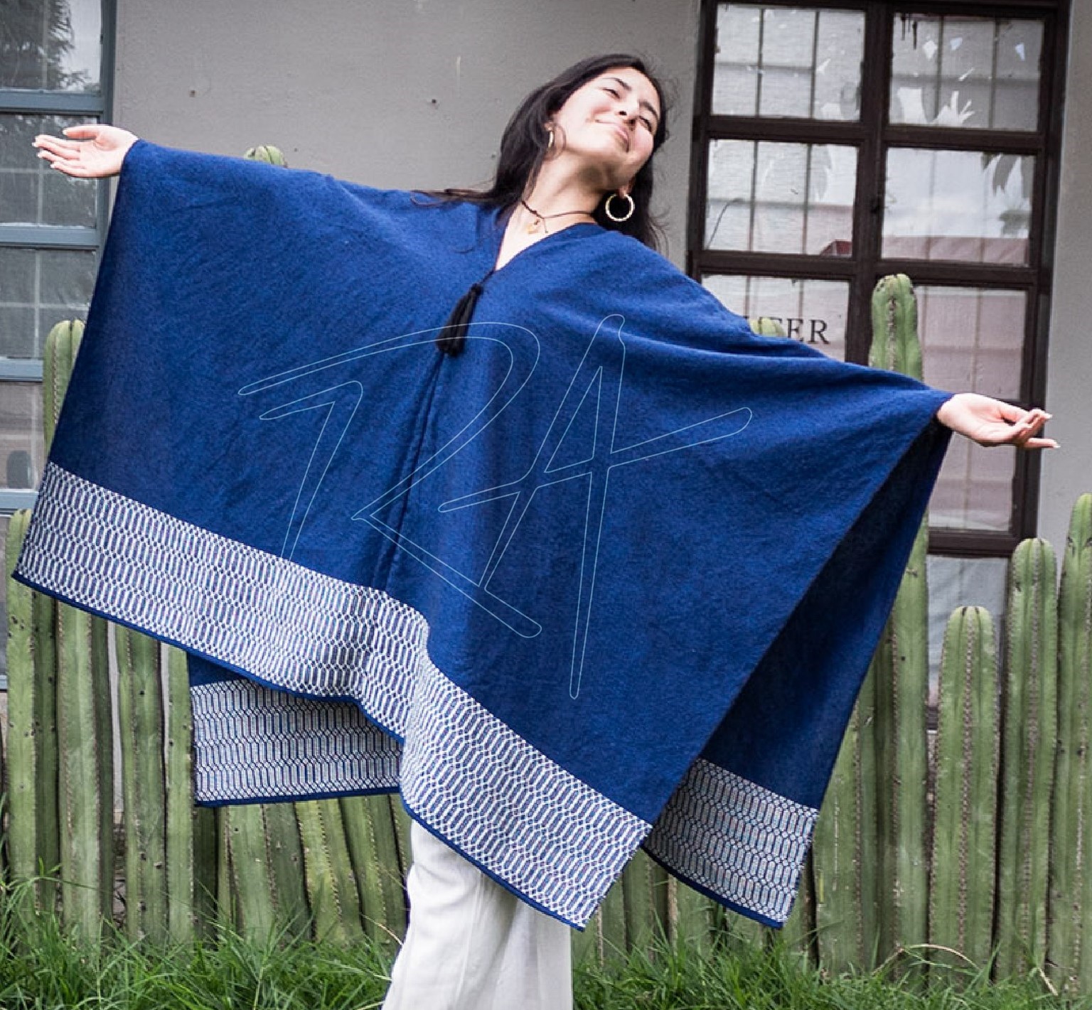 Gabán tejido en telar de pedal con labrado de panal - Imagen 2