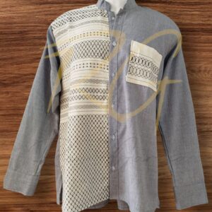 Camisa en lino, en combinación con labrado de nochebuena