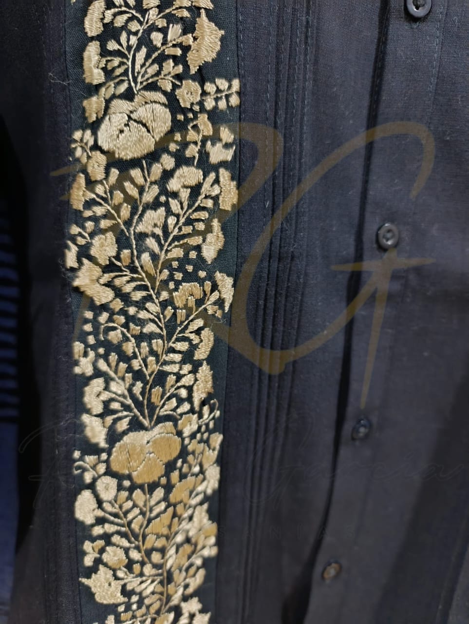 Guayabera en lino, con una tira bordada a mano de San Antonino - Imagen 3