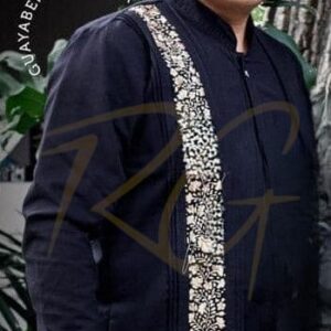 Guayabera en lino, con una tira bordada a mano de San Antonino