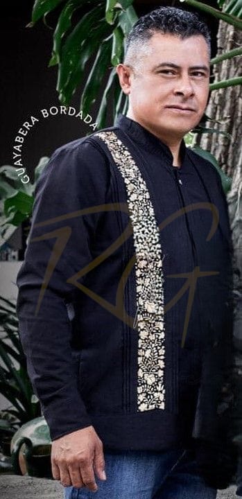 Guayabera en lino, con una tira bordada a mano de San Antonino