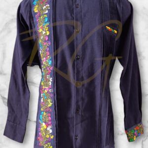 Guayabera en lino, con una tira bordada a mano de San Antonino