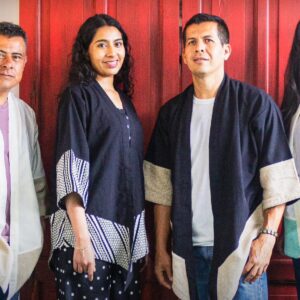 Kimono de lino, con aplicaciones de telar: labrados de panal, cocol o maíz