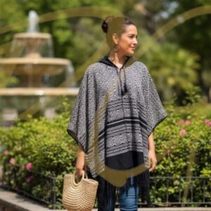 Poncho con gorro tejido en telar de pedal, con labrado de nochebuena