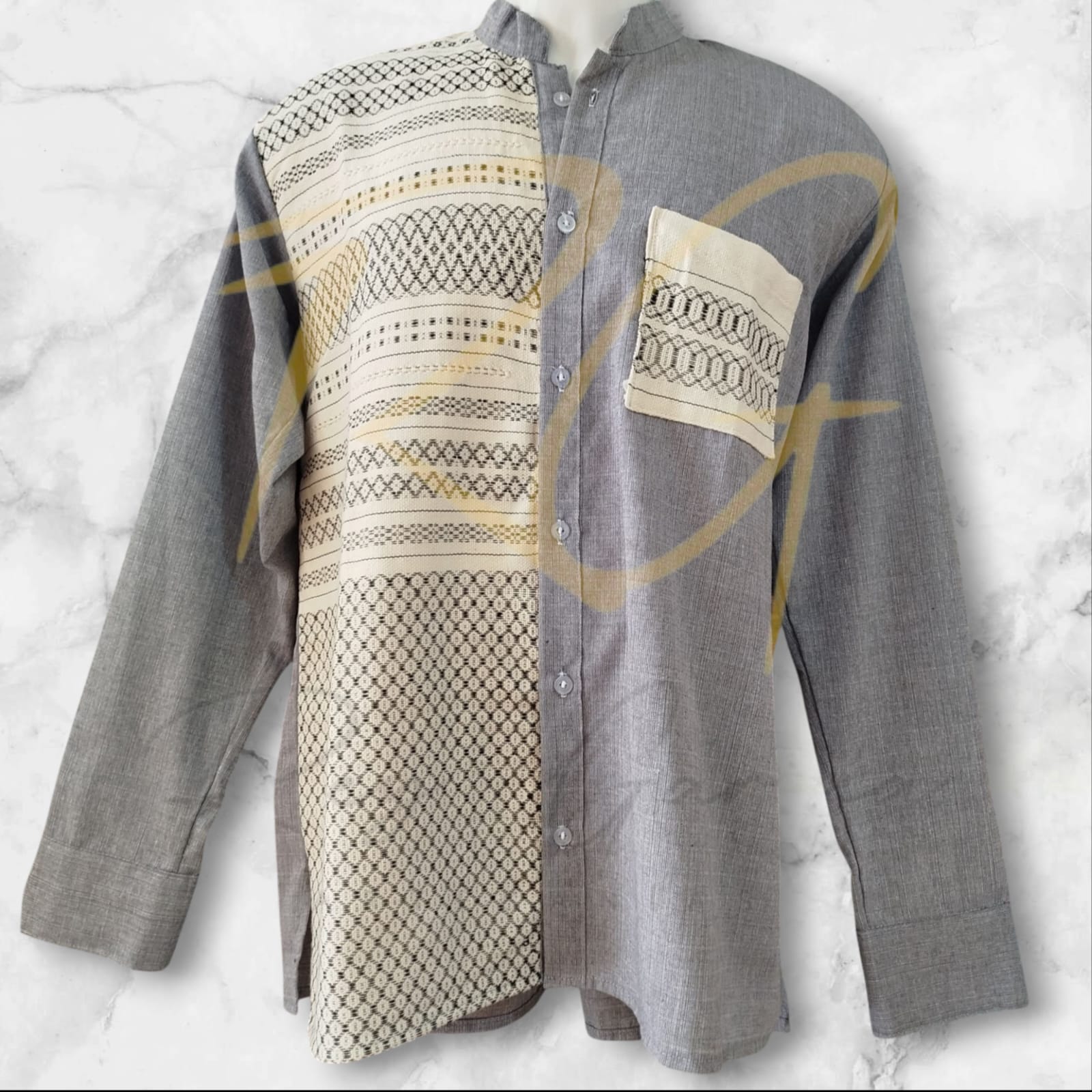 Camisa en lino, en combinación con labrado de nochebuena