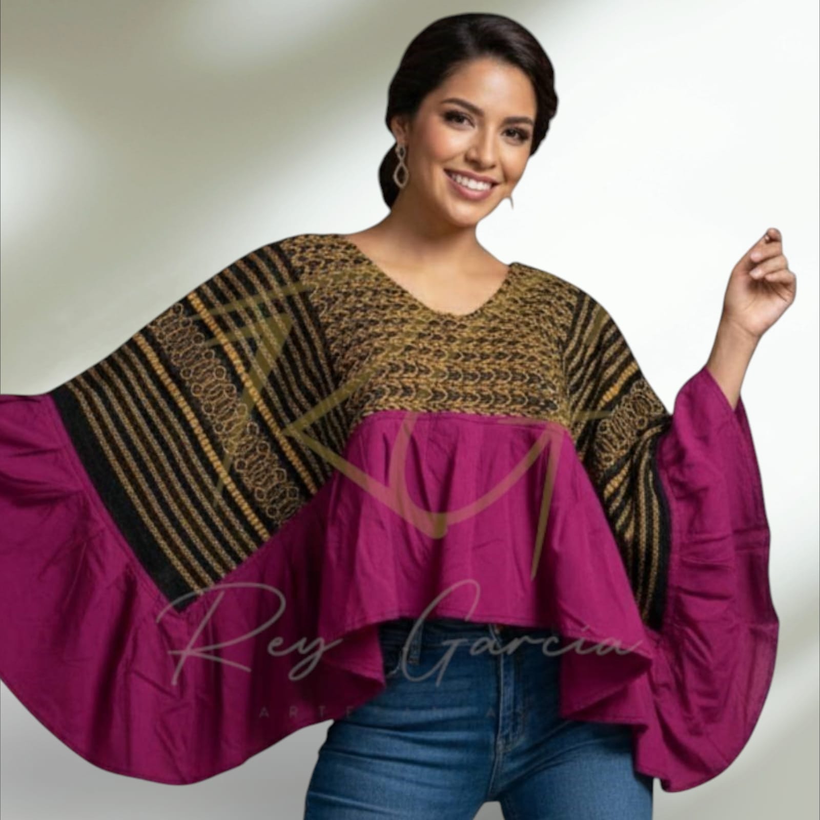 Blusa ala de mariposa, tejida en telar de pedal con labrado de nochebuena