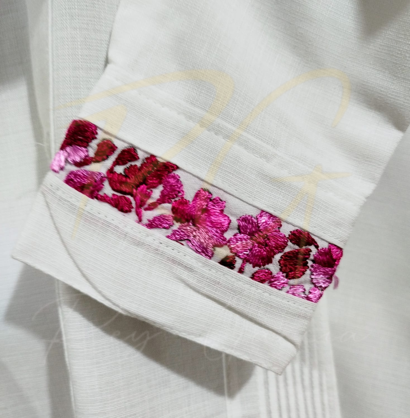 Guayabera en lino, con pechera bordada a mano de San Antonino - Imagen 3