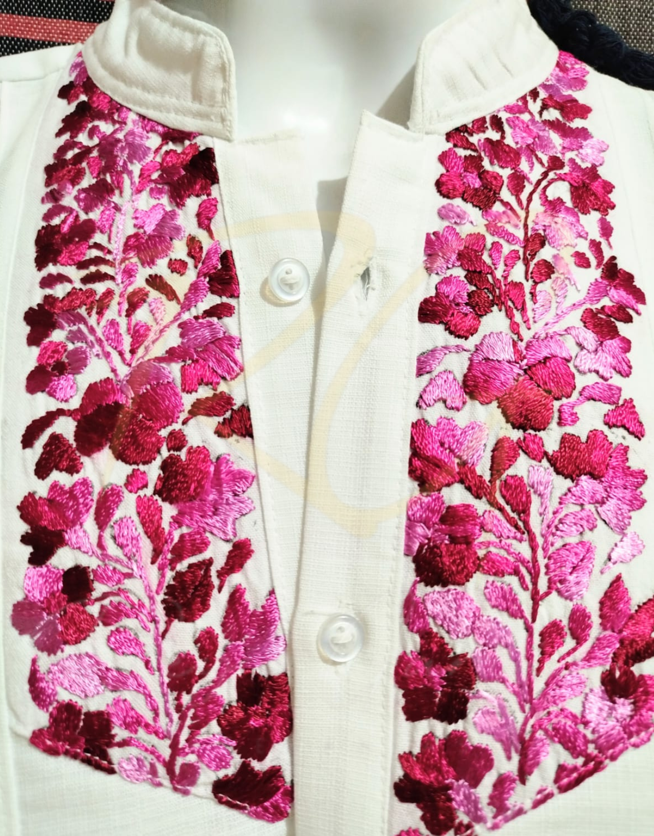 Guayabera en lino, con pechera bordada a mano de San Antonino - Imagen 2