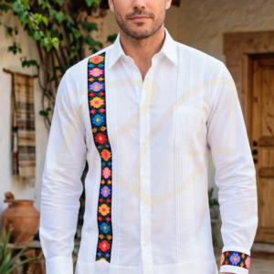 Guayabera en lino, con una tira bordada a mano en punto de cruz