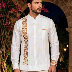 Guayabera en lino, con una tira bordada a mano de San Antonino