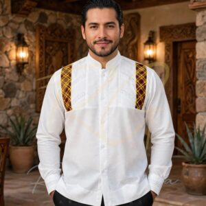 Guayabera en lino, con aplicaciones de cadenilla del Istmo de Tehuantepec en la pechera