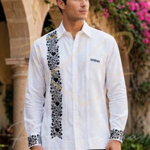 Guayabera en lino, con una tira bordada a mano de San Antonino