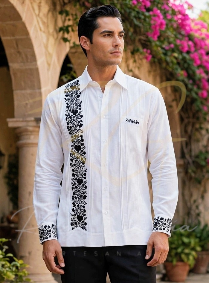 Guayabera en lino, con una tira bordada a mano de San Antonino