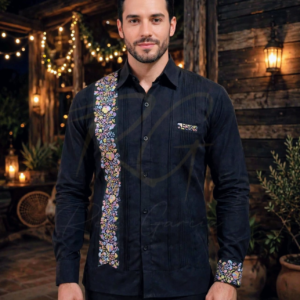 Guayabera en lino, con una tira bordada a mano de San Antonino