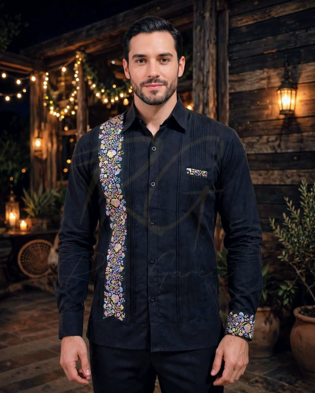 Guayabera en lino, con una tira bordada a mano de San Antonino