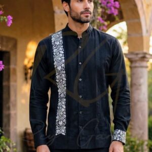Guayabera en lino, con una tira bordada a mano de San Antonino
