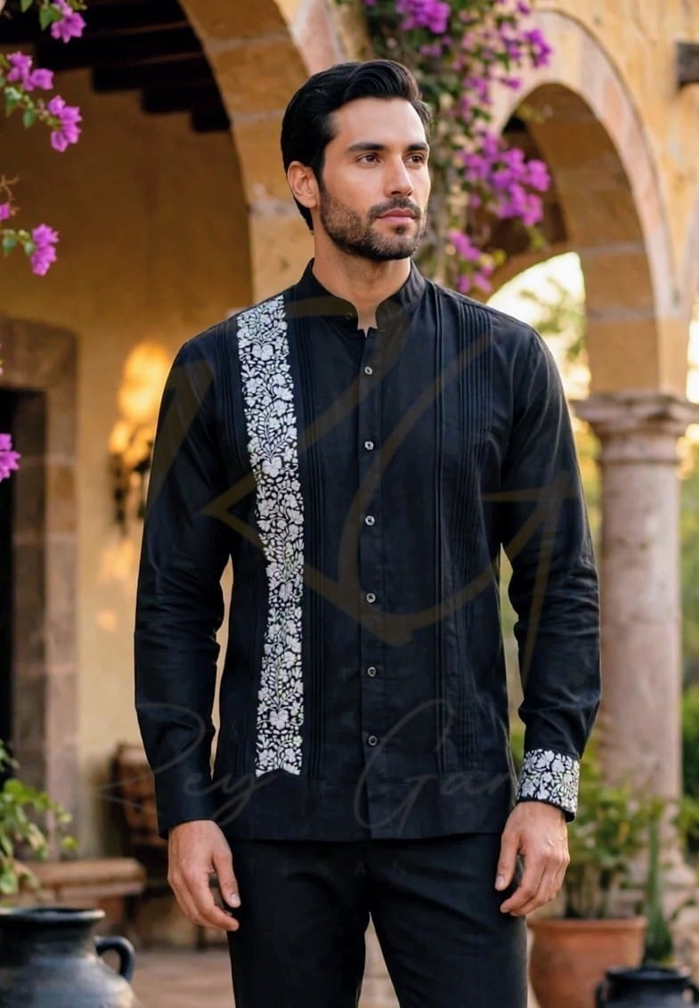 Guayabera en lino, con una tira bordada a mano de San Antonino
