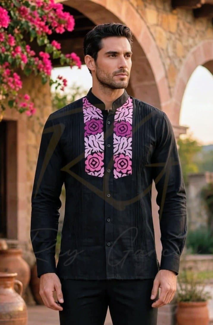 Guayabera en lino , con pechera bordada a mano de Jalapa de Díaz