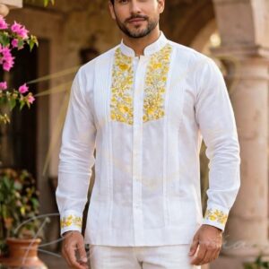 Guayabera en lino, con pechera bordada a mano de San Antonino