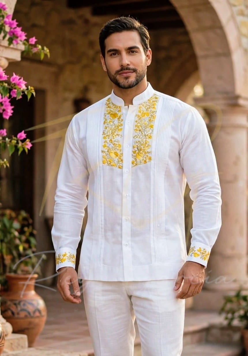 Guayabera en lino, con pechera bordada a mano de San Antonino