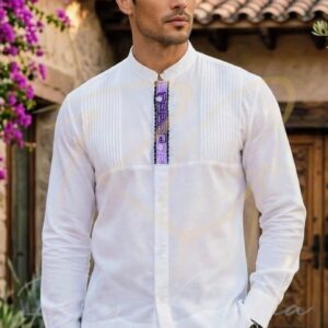 Guayabera en lino, con pechera de alforzas y bordado de grecas