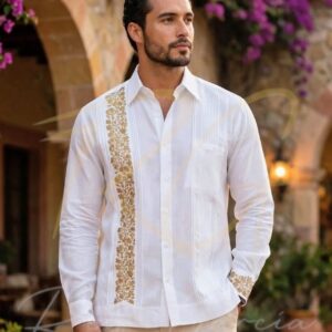 Guayabera en lino, con una tira bordada a mano de San Antonino