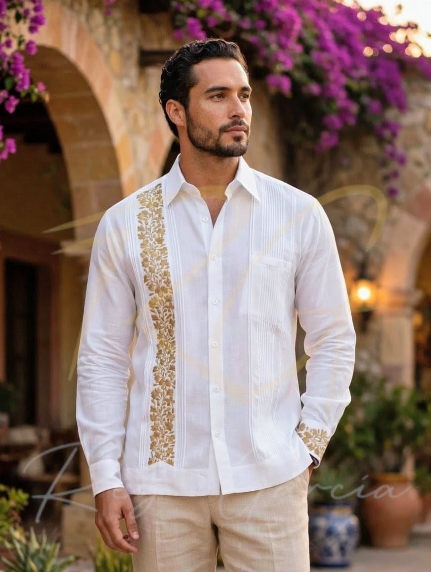 Guayabera en lino, con una tira bordada a mano de San Antonino