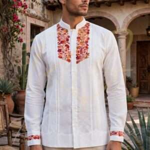 Guayabera en lino, con pechera bordada a mano de San Antonino