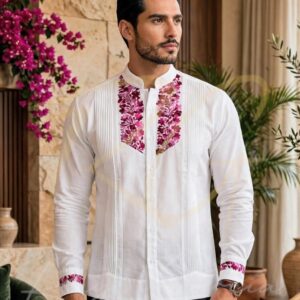 Guayabera en lino, con pechera bordada a mano de San Antonino