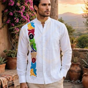Guayabera en lino, con una tira bordada a mano de Jalapa de Díaz