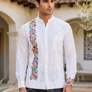 Guayabera en lino, con una tira bordada a mano de San Antonino
