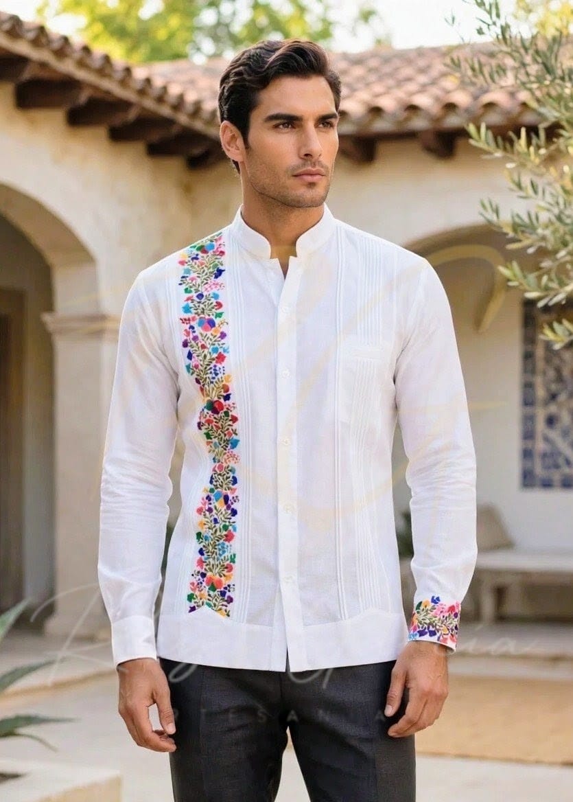 Guayabera en lino, con una tira bordada a mano de San Antonino