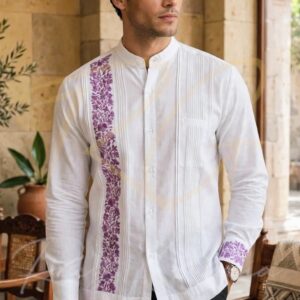 Guayabera en lino, con una tira bordada a mano de San Antonino