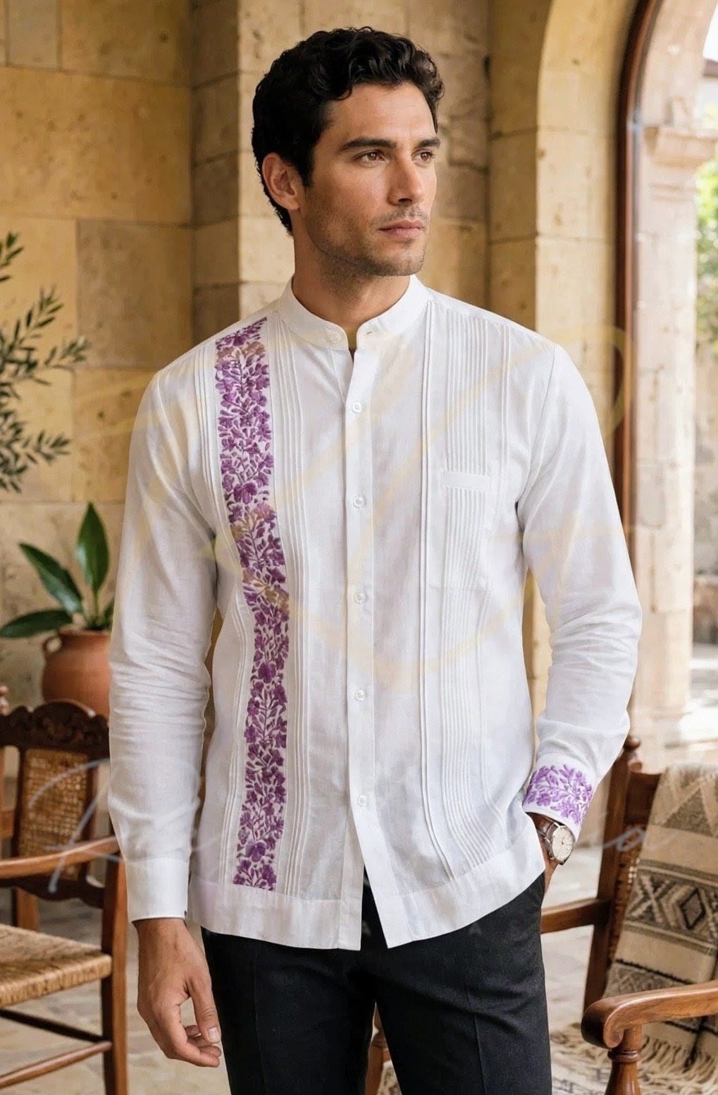 Guayabera en lino, con una tira bordada a mano de San Antonino
