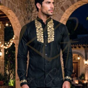 Guayabera en lino, con pechera bordada a mano de San Antonino