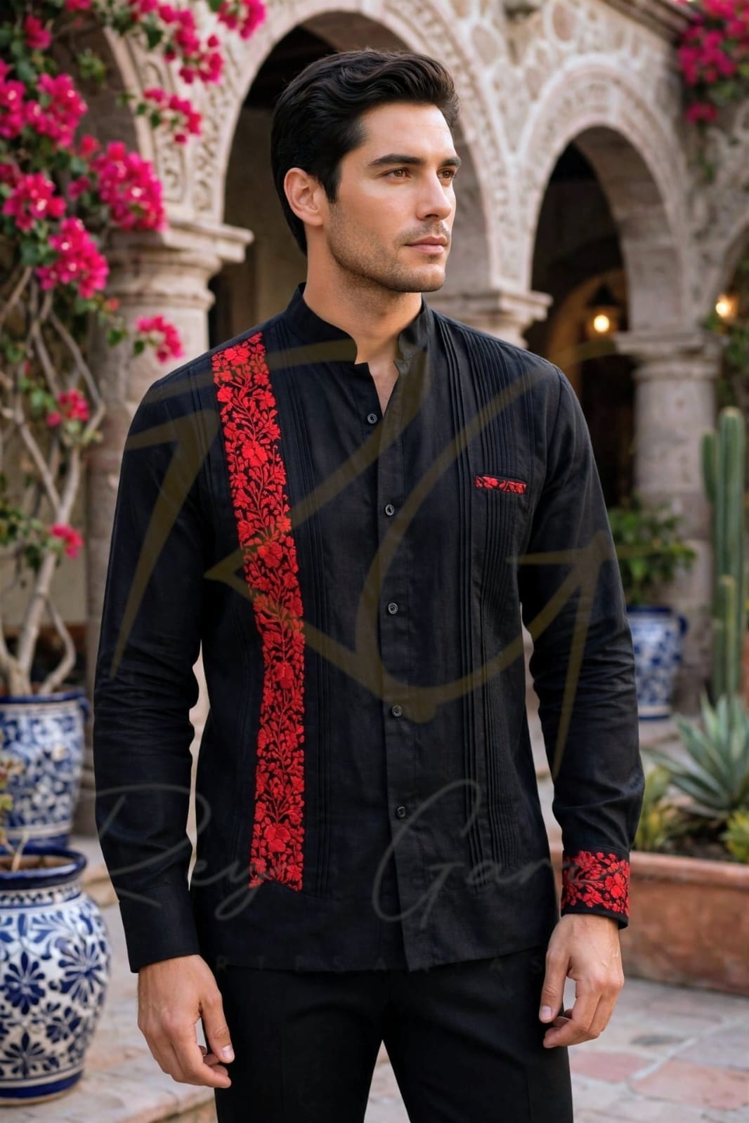 Guayabera en lino, con una tira bordada a mano de San Antonino