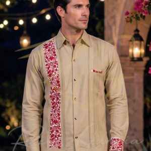 Guayabera en lino, con una tira bordada a mano de San Antonino
