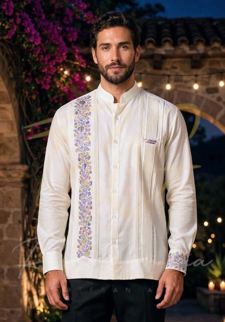 Guayabera en lino, con una tira bordada a mano de San Antonino
