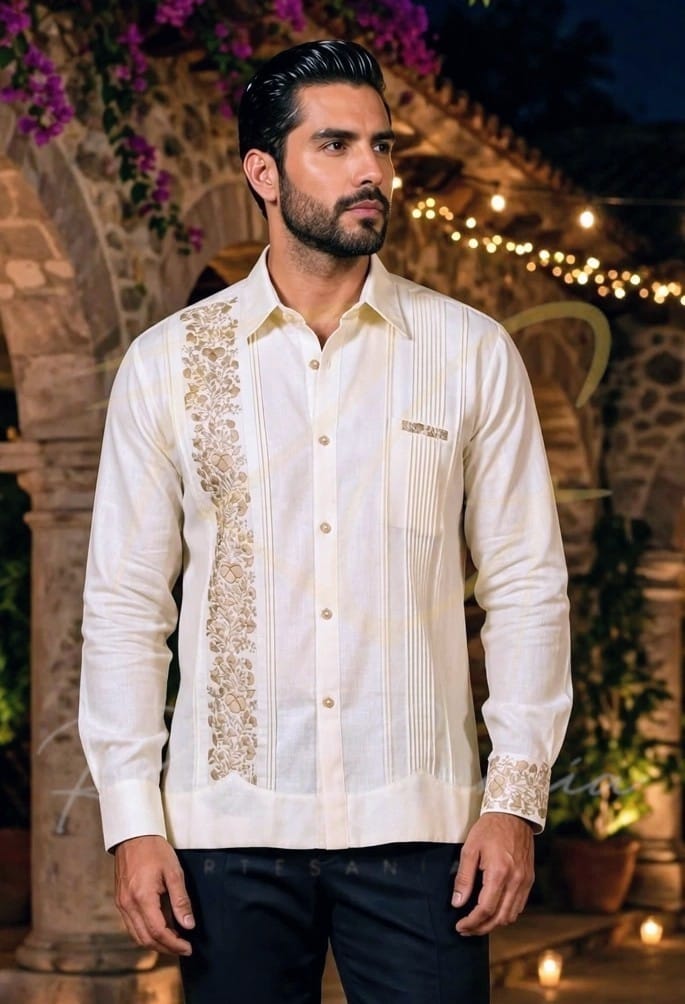 Guayabera en lino, con una tira bordada a mano de San Antonino