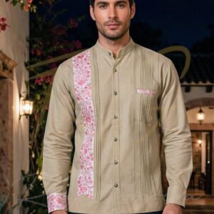 Guayabera en lino, con una tira bordada a mano de San Antonino