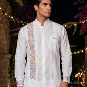 Guayabera en lino, con una tira bordada a mano de San Antonino