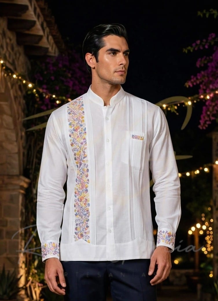 Guayabera en lino, con una tira bordada a mano de San Antonino